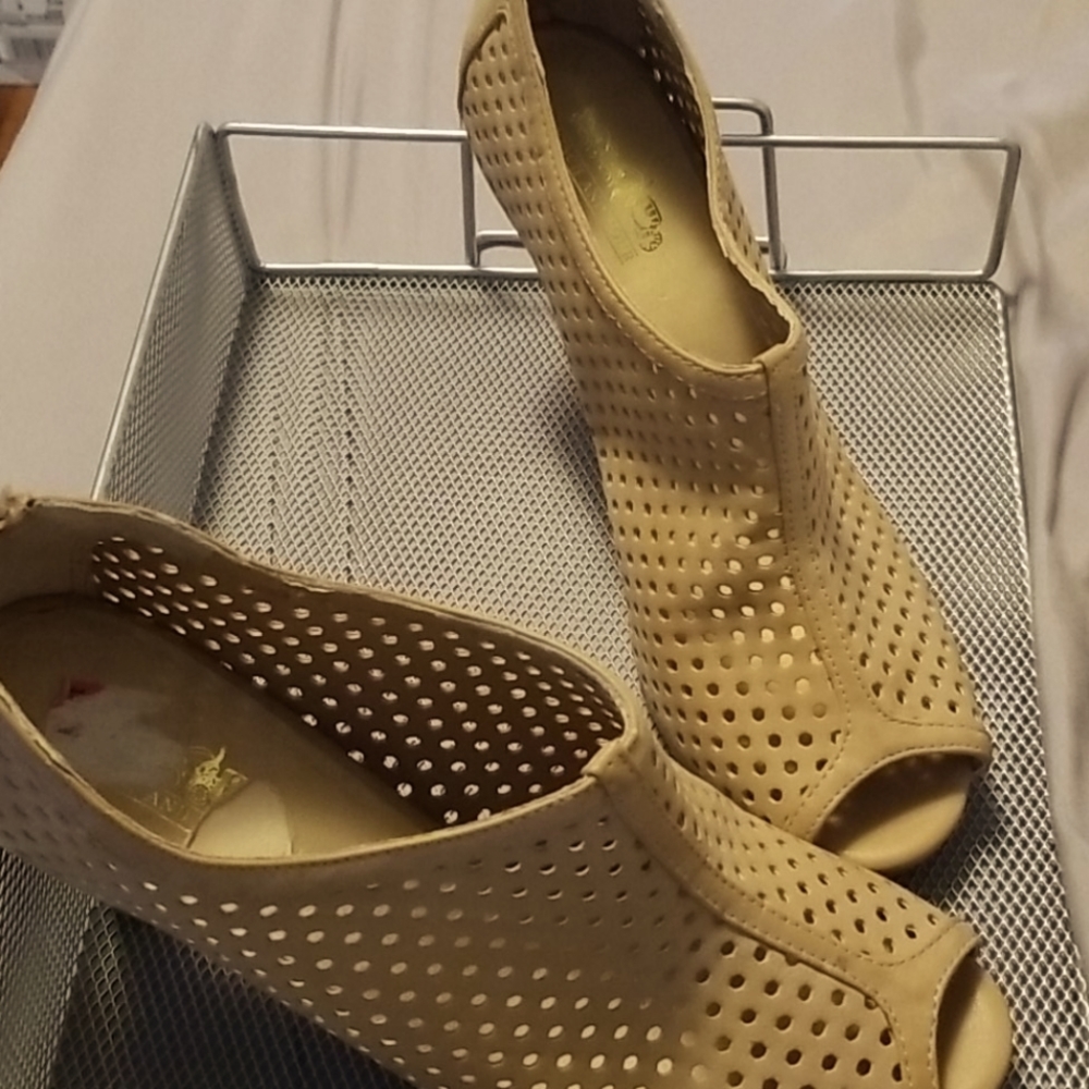 Cute Women's  8.5 Taupe Shoe